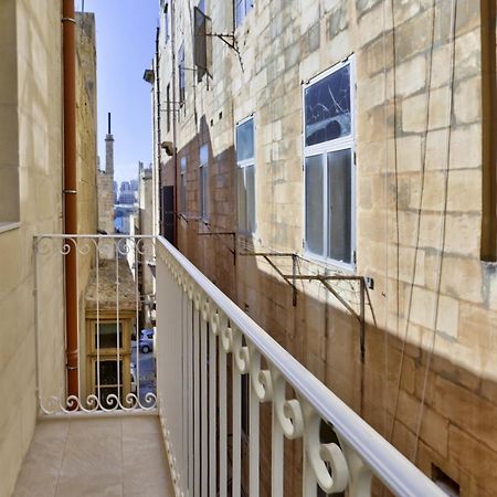 Exquisite 3-Bedroom Duplex Penthouse With Jacuzzi In Valletta Centre Valeta Exterior foto