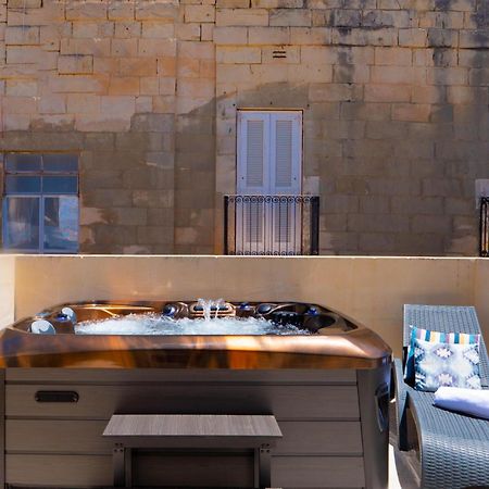 Exquisite 3-Bedroom Duplex Penthouse With Jacuzzi In Valletta Centre Valeta Exterior foto