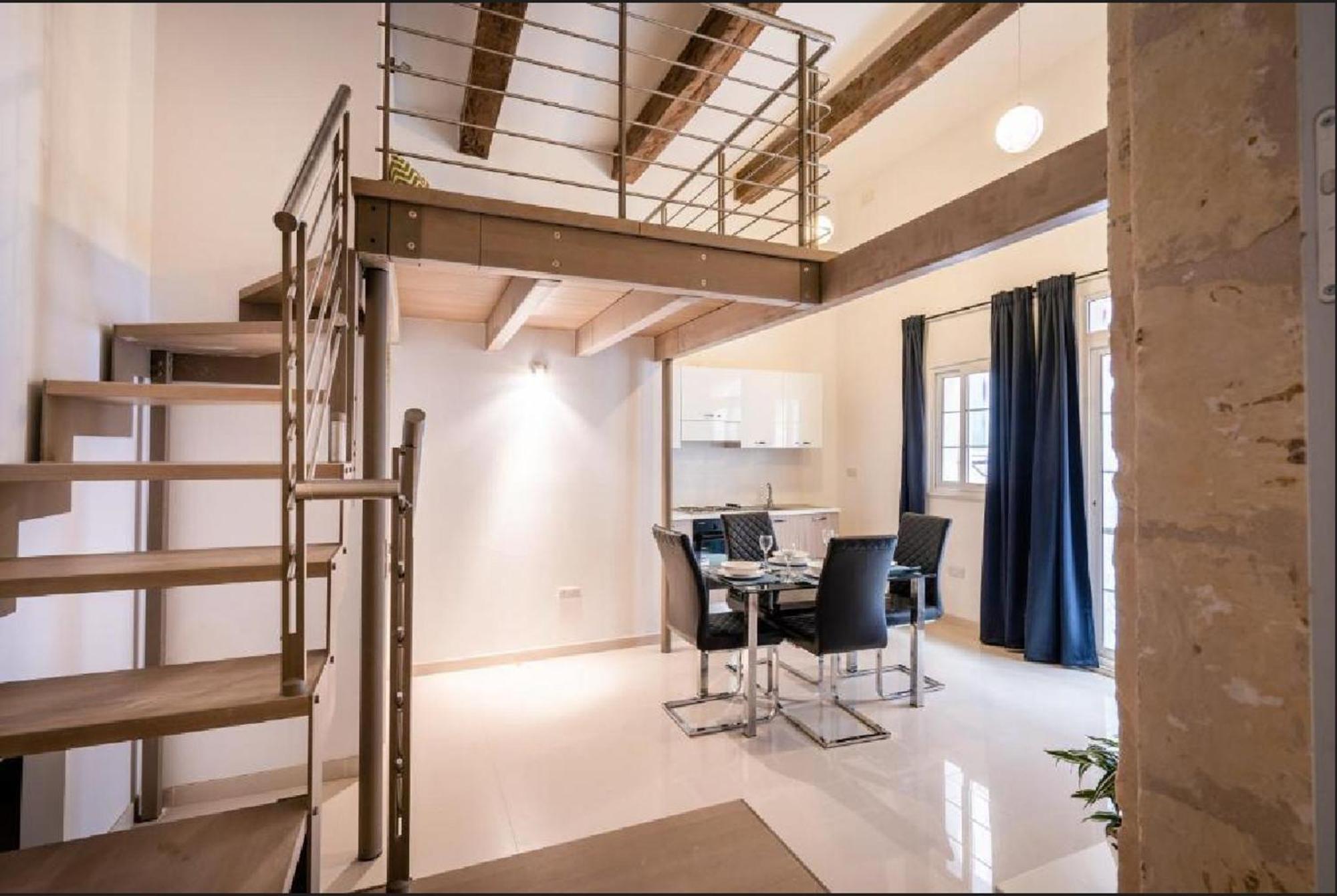 Exquisite 3-Bedroom Duplex Penthouse With Jacuzzi In Valletta Centre Valeta Exterior foto