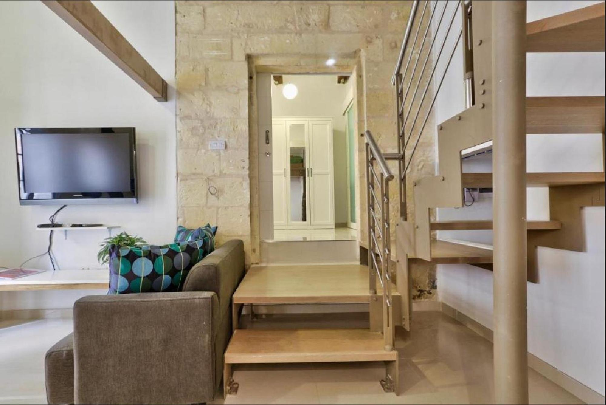 Exquisite 3-Bedroom Duplex Penthouse With Jacuzzi In Valletta Centre Valeta Exterior foto
