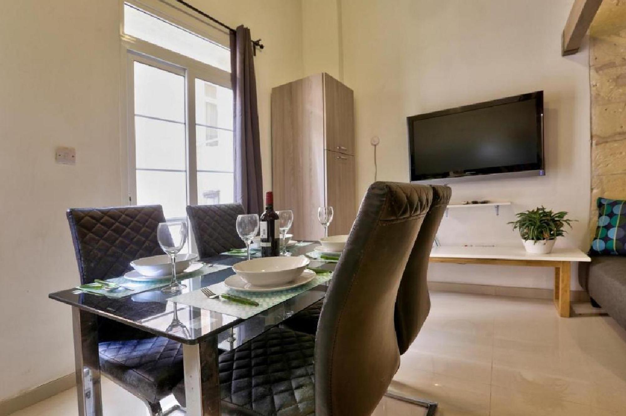 Exquisite 3-Bedroom Duplex Penthouse With Jacuzzi In Valletta Centre Valeta Exterior foto