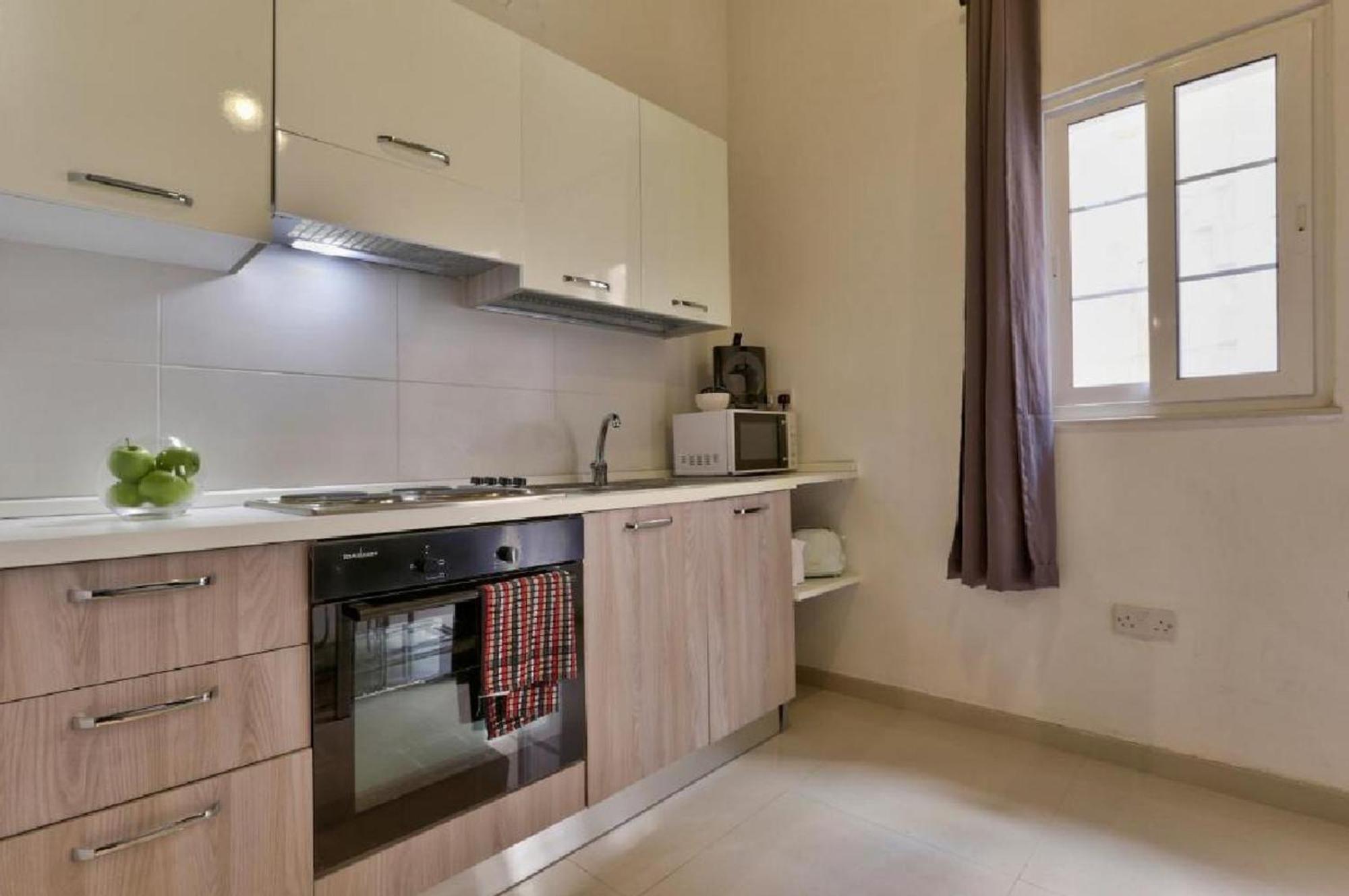 Exquisite 3-Bedroom Duplex Penthouse With Jacuzzi In Valletta Centre Valeta Exterior foto