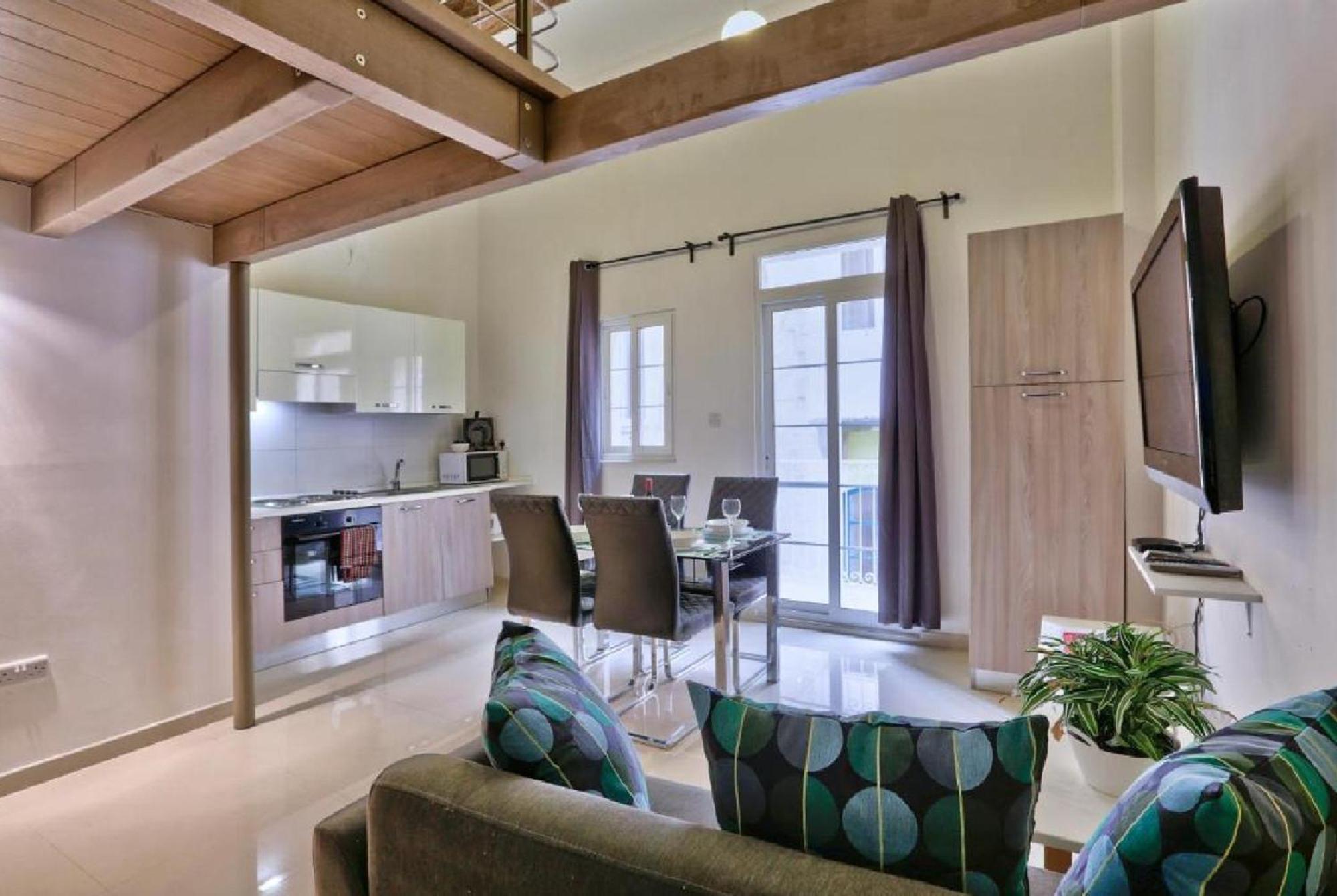 Exquisite 3-Bedroom Duplex Penthouse With Jacuzzi In Valletta Centre Valeta Exterior foto