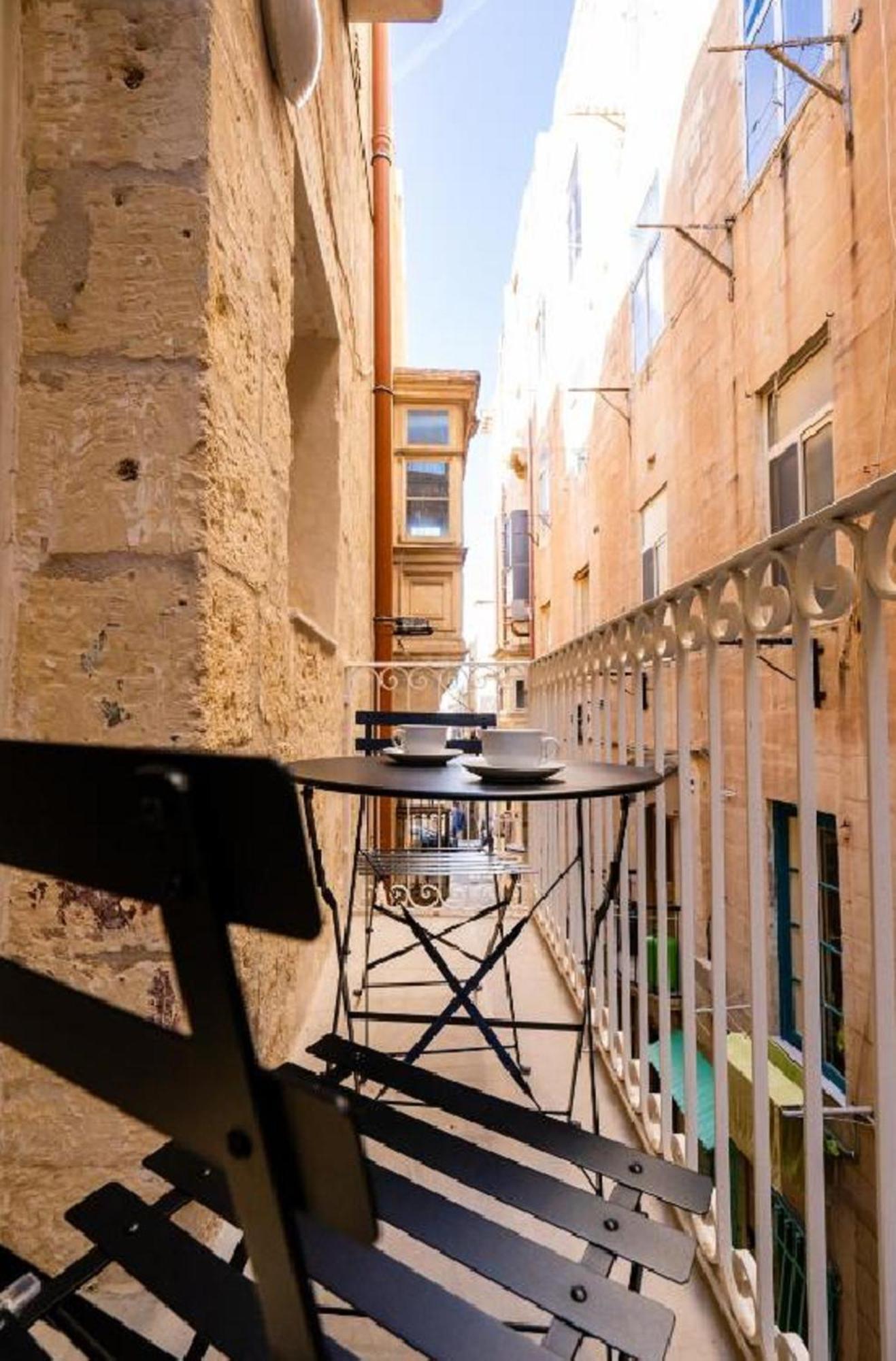 Exquisite 3-Bedroom Duplex Penthouse With Jacuzzi In Valletta Centre Valeta Exterior foto