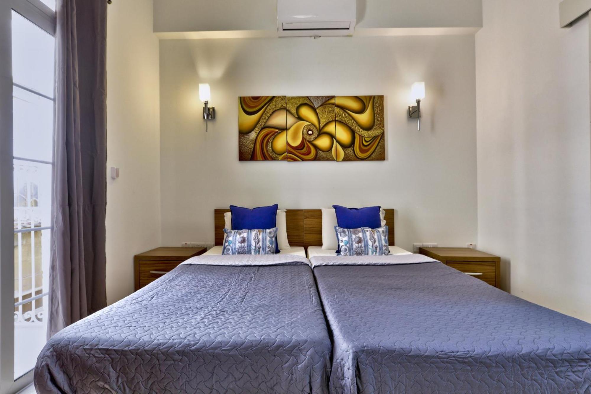 Exquisite 3-Bedroom Duplex Penthouse With Jacuzzi In Valletta Centre Valeta Exterior foto