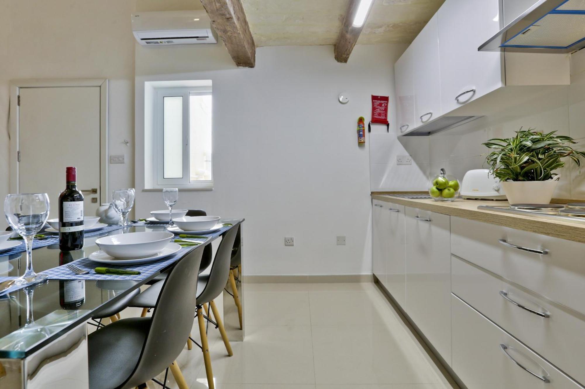 Exquisite 3-Bedroom Duplex Penthouse With Jacuzzi In Valletta Centre Valeta Exterior foto