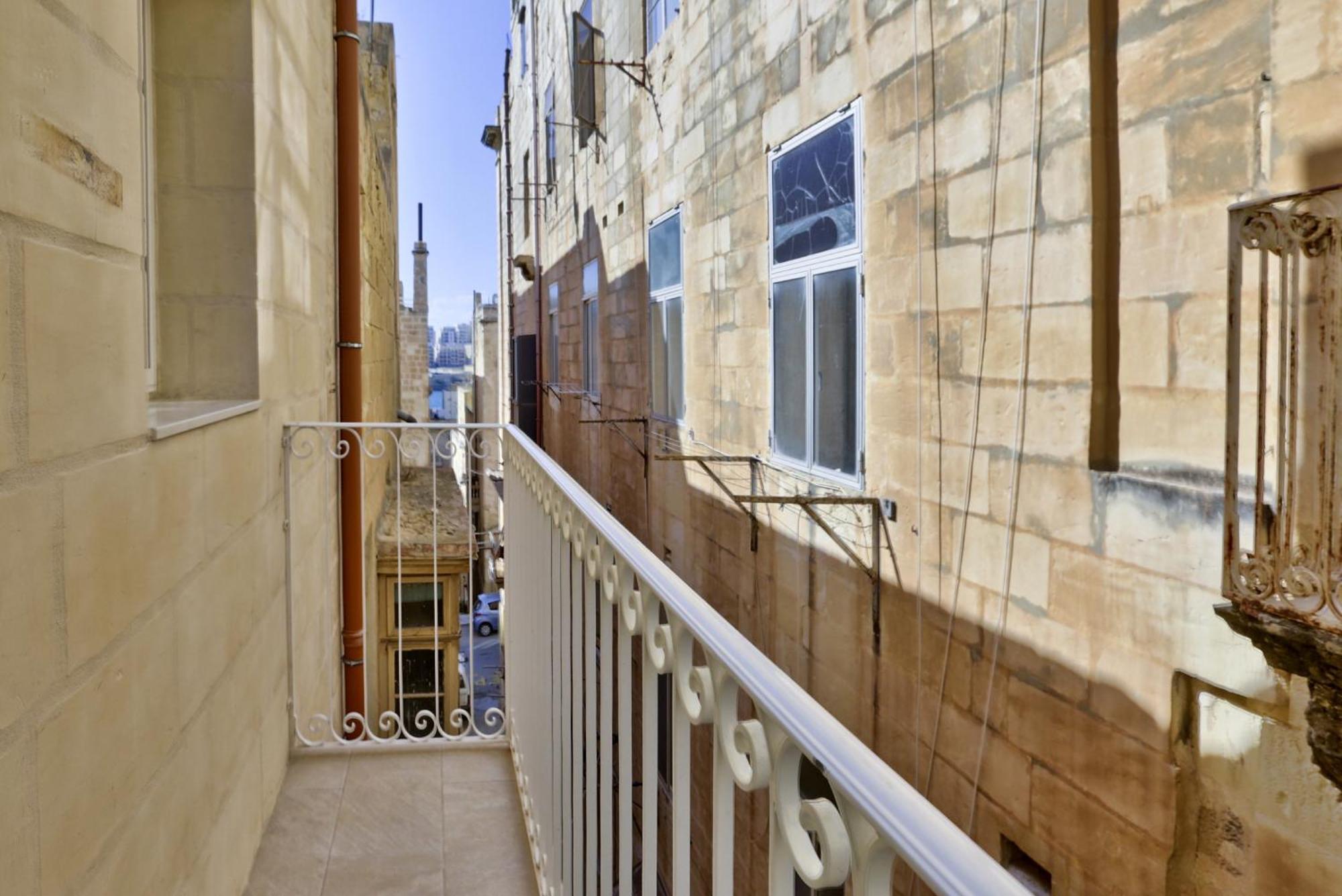 Exquisite 3-Bedroom Duplex Penthouse With Jacuzzi In Valletta Centre Valeta Exterior foto