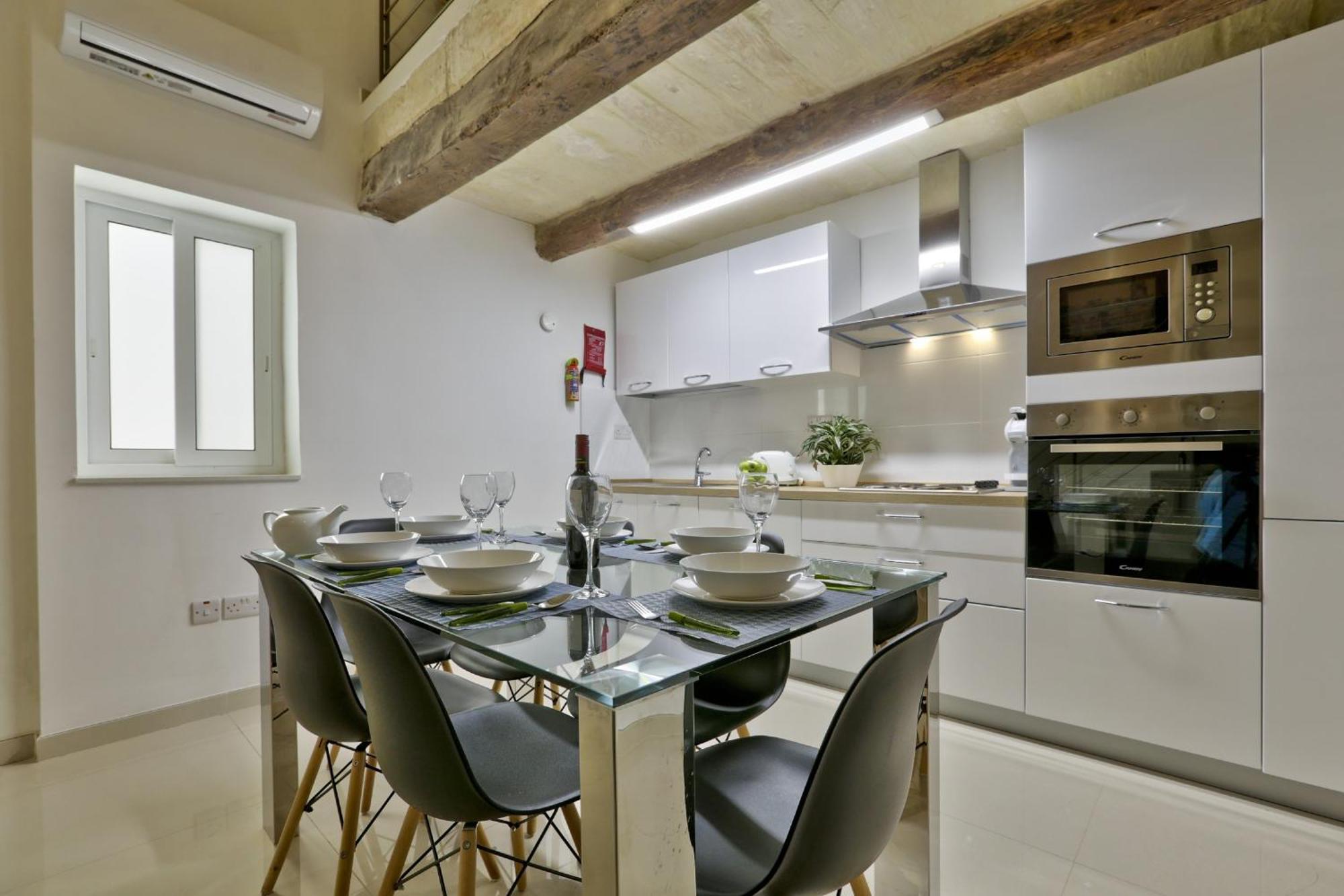 Exquisite 3-Bedroom Duplex Penthouse With Jacuzzi In Valletta Centre Valeta Exterior foto