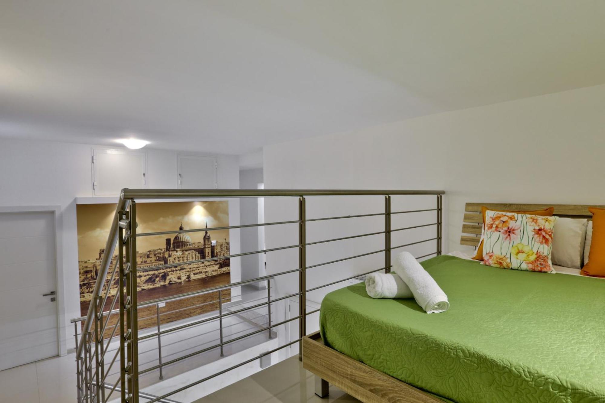 Exquisite 3-Bedroom Duplex Penthouse With Jacuzzi In Valletta Centre Valeta Exterior foto