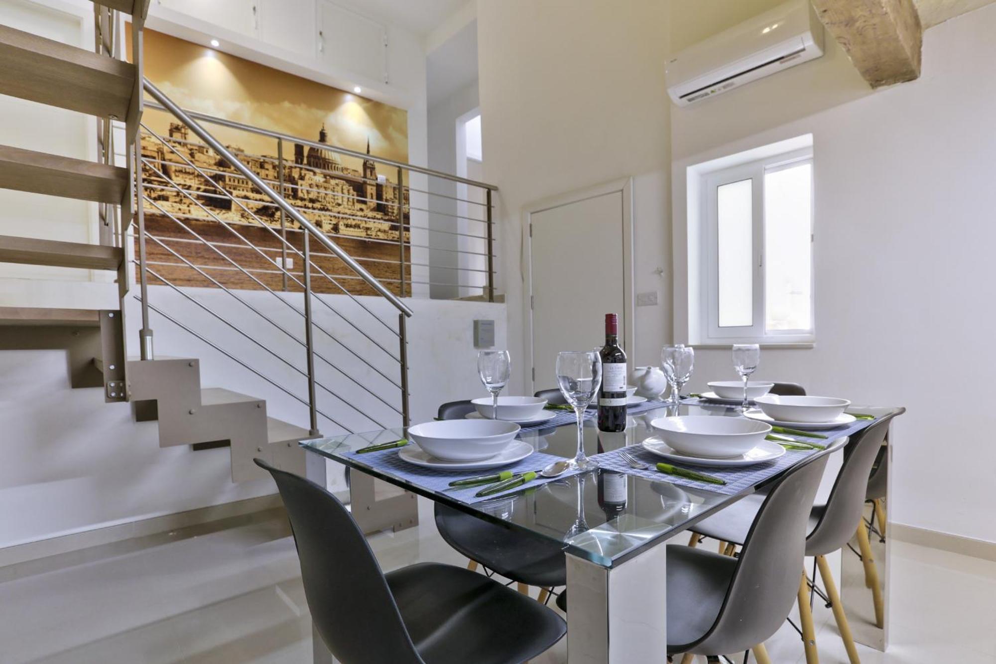 Exquisite 3-Bedroom Duplex Penthouse With Jacuzzi In Valletta Centre Valeta Exterior foto