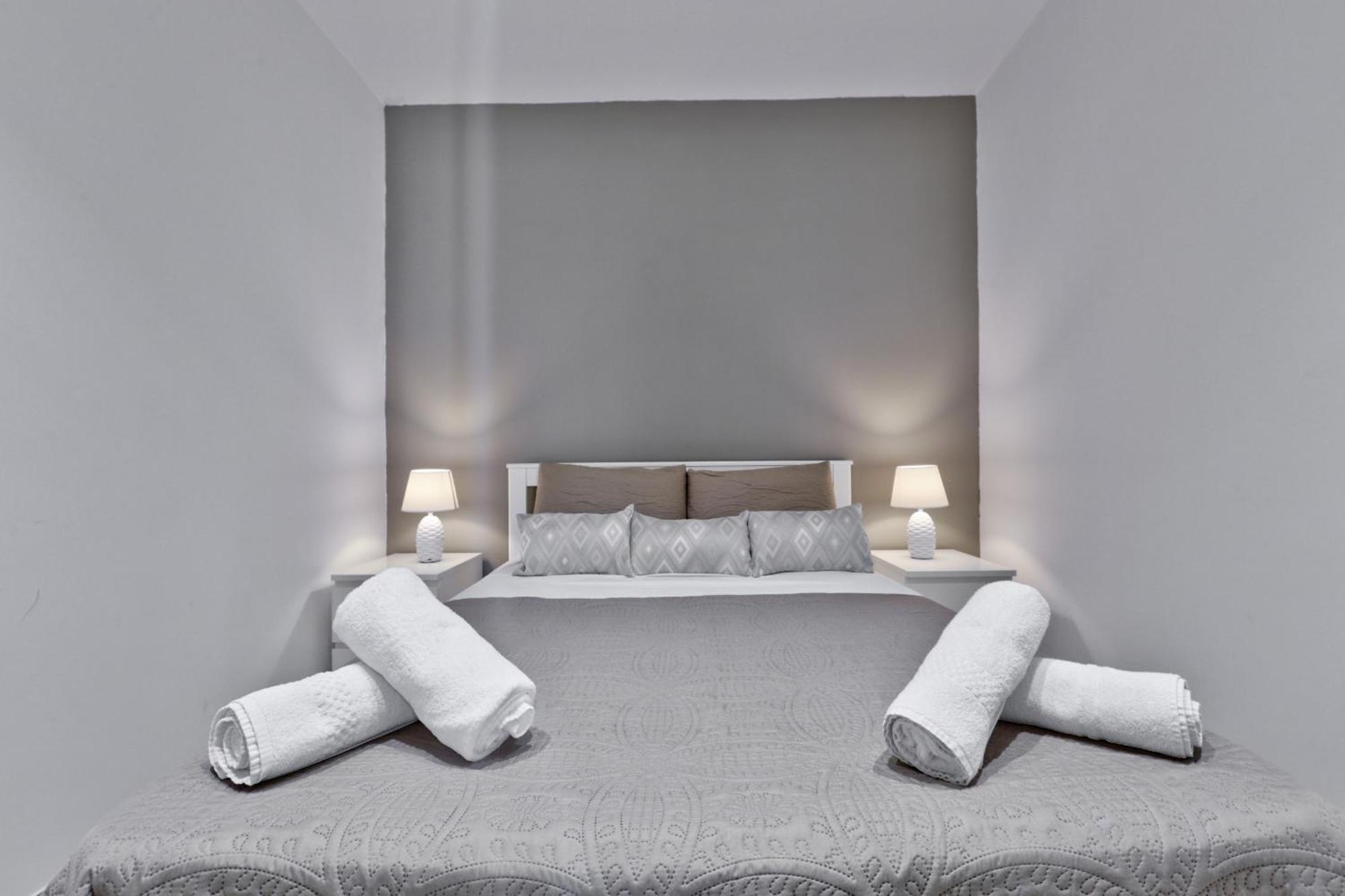 Exquisite 3-Bedroom Duplex Penthouse With Jacuzzi In Valletta Centre Valeta Exterior foto