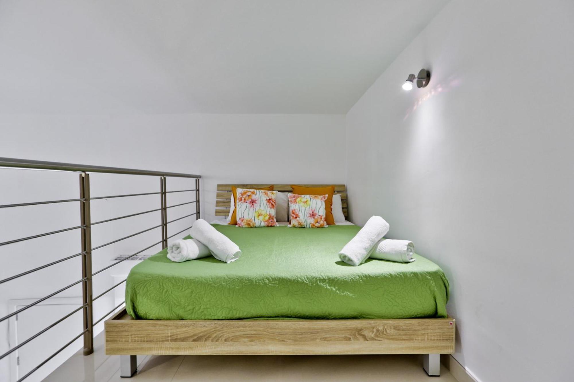 Exquisite 3-Bedroom Duplex Penthouse With Jacuzzi In Valletta Centre Valeta Exterior foto