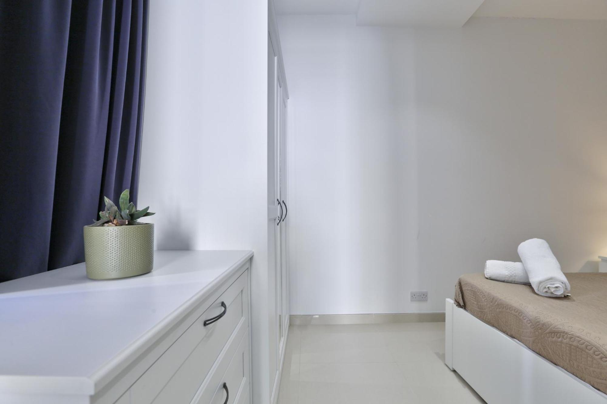 Exquisite 3-Bedroom Duplex Penthouse With Jacuzzi In Valletta Centre Valeta Exterior foto