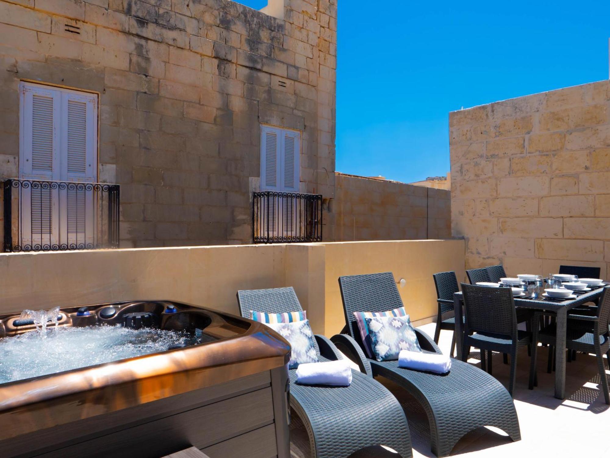 Exquisite 3-Bedroom Duplex Penthouse With Jacuzzi In Valletta Centre Valeta Exterior foto