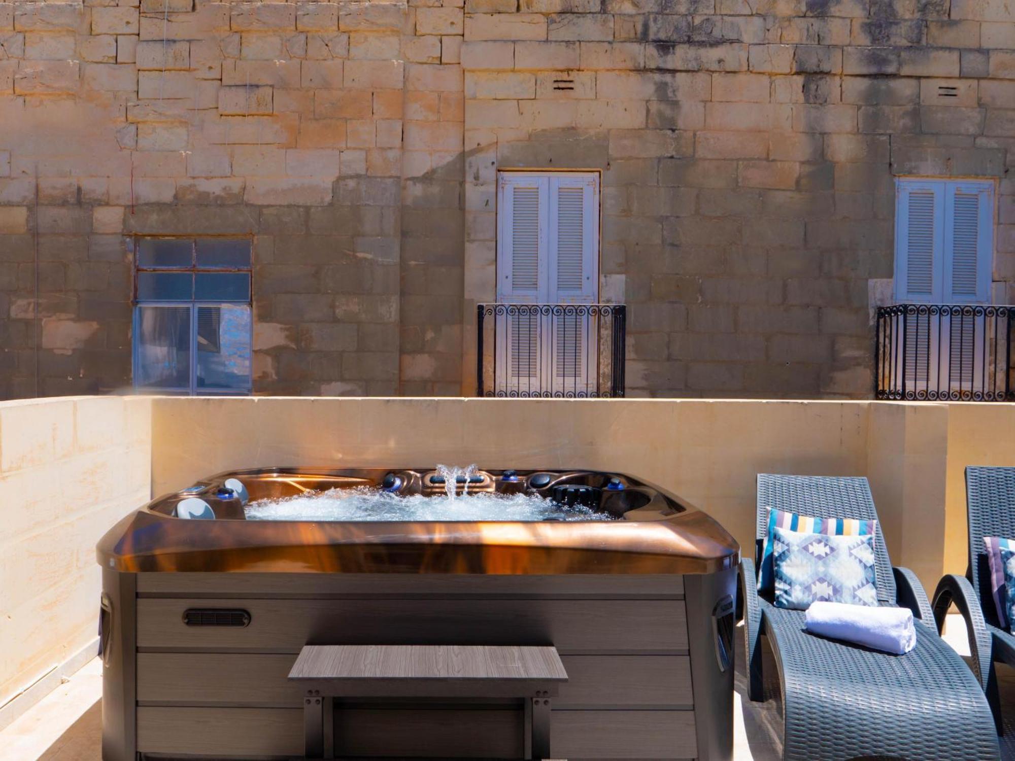 Exquisite 3-Bedroom Duplex Penthouse With Jacuzzi In Valletta Centre Valeta Exterior foto
