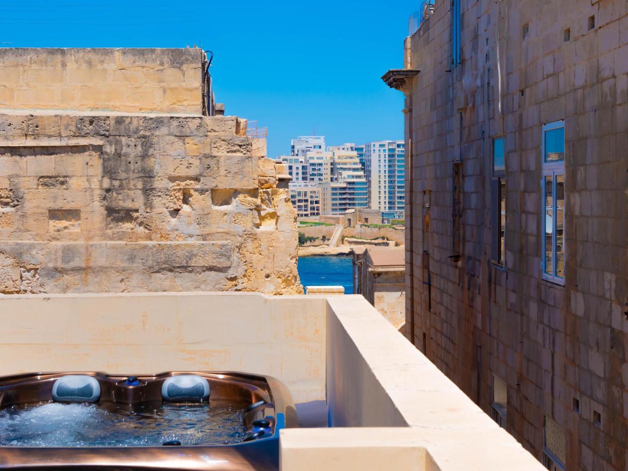 Exquisite 3-Bedroom Duplex Penthouse With Jacuzzi In Valletta Centre Valeta Exterior foto